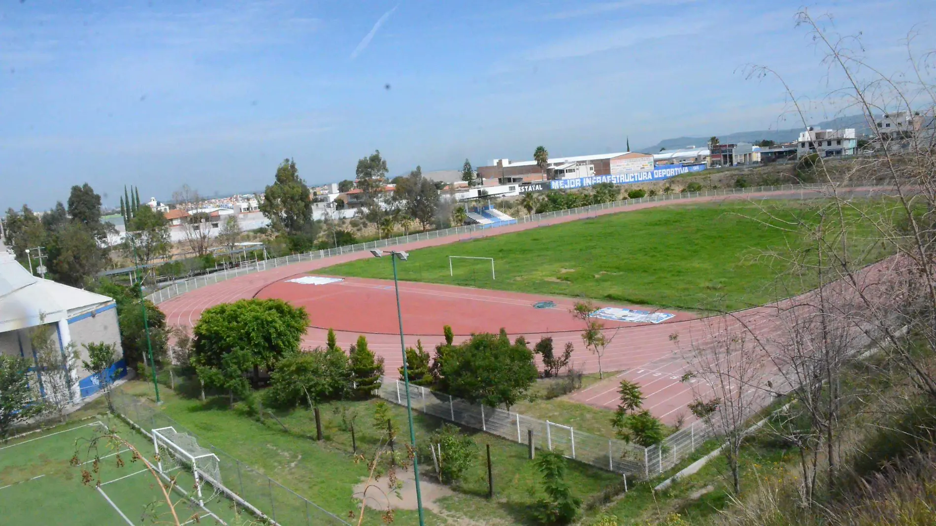 Espacios públicos operan en horario restringido.  Luis Luévanos  El Sol de San Juan del Río.